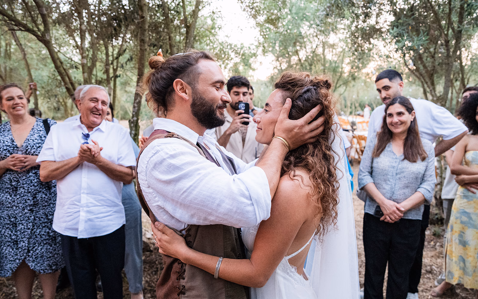 הזוג מיד אחרי הכניסה, מקרוב, כפי שצילם אותם הצלם